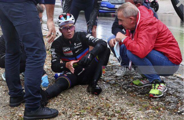 Remco Evenepoel Doppia Caduta Al Giro Prima Il Cane Poi La Scivolata