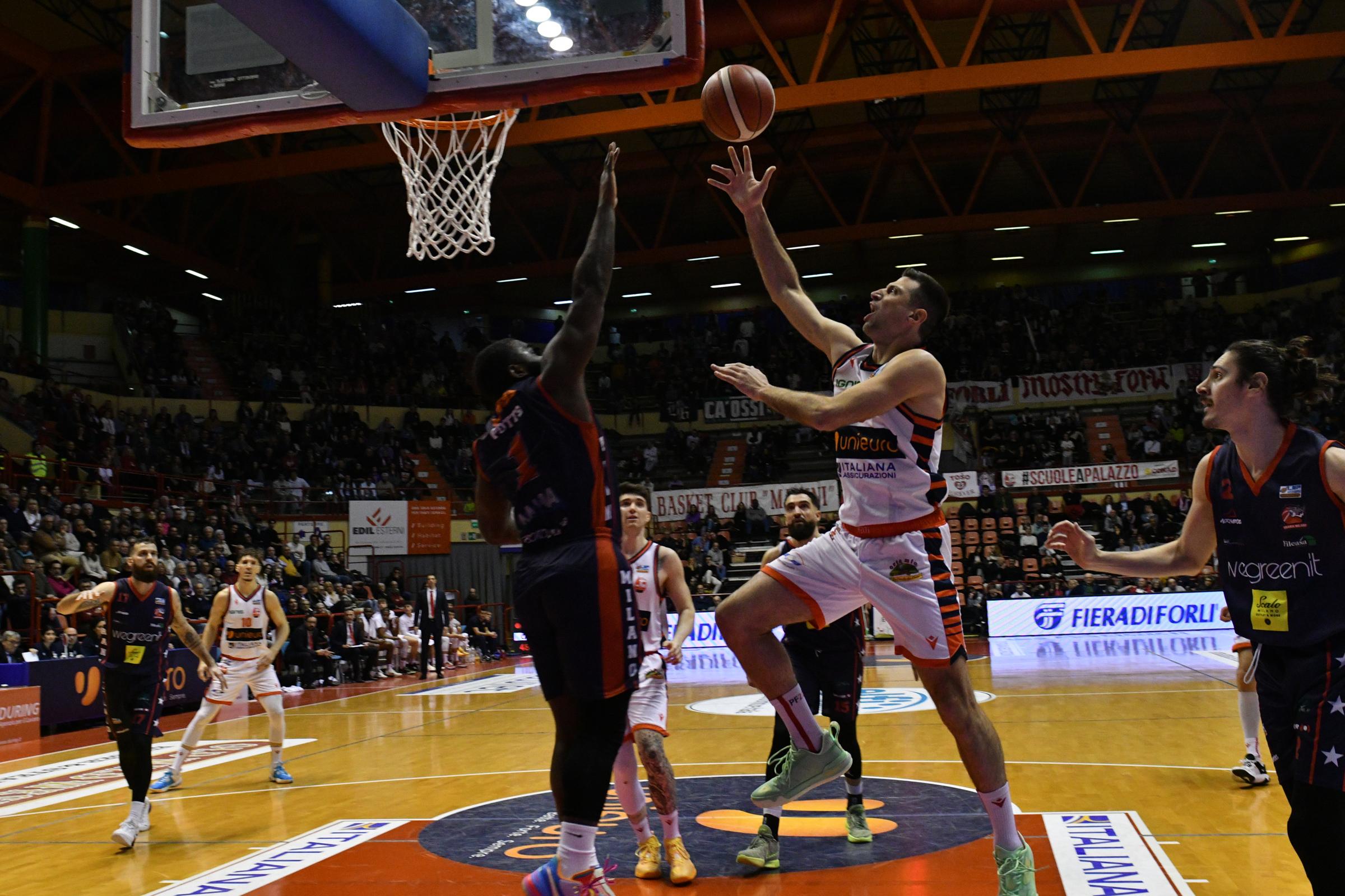 Basket Unieuro Forl Batte Urania Milano La Settima Vittoria