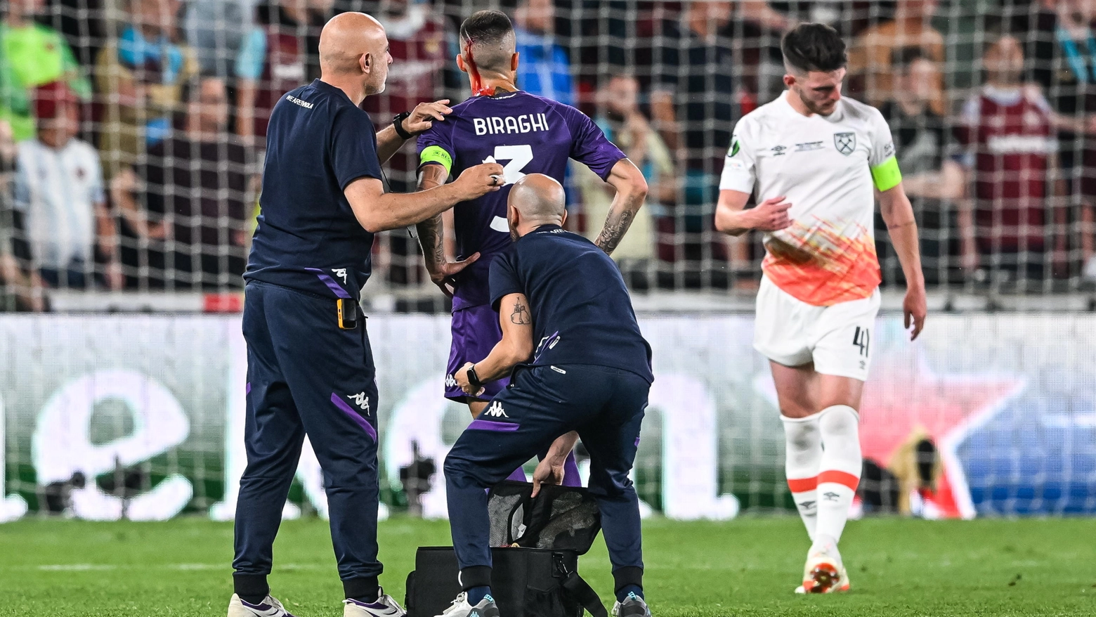 Fiorentina West Ham: Biraghi ferito da un oggetto lanciato dai tifosi inglesi