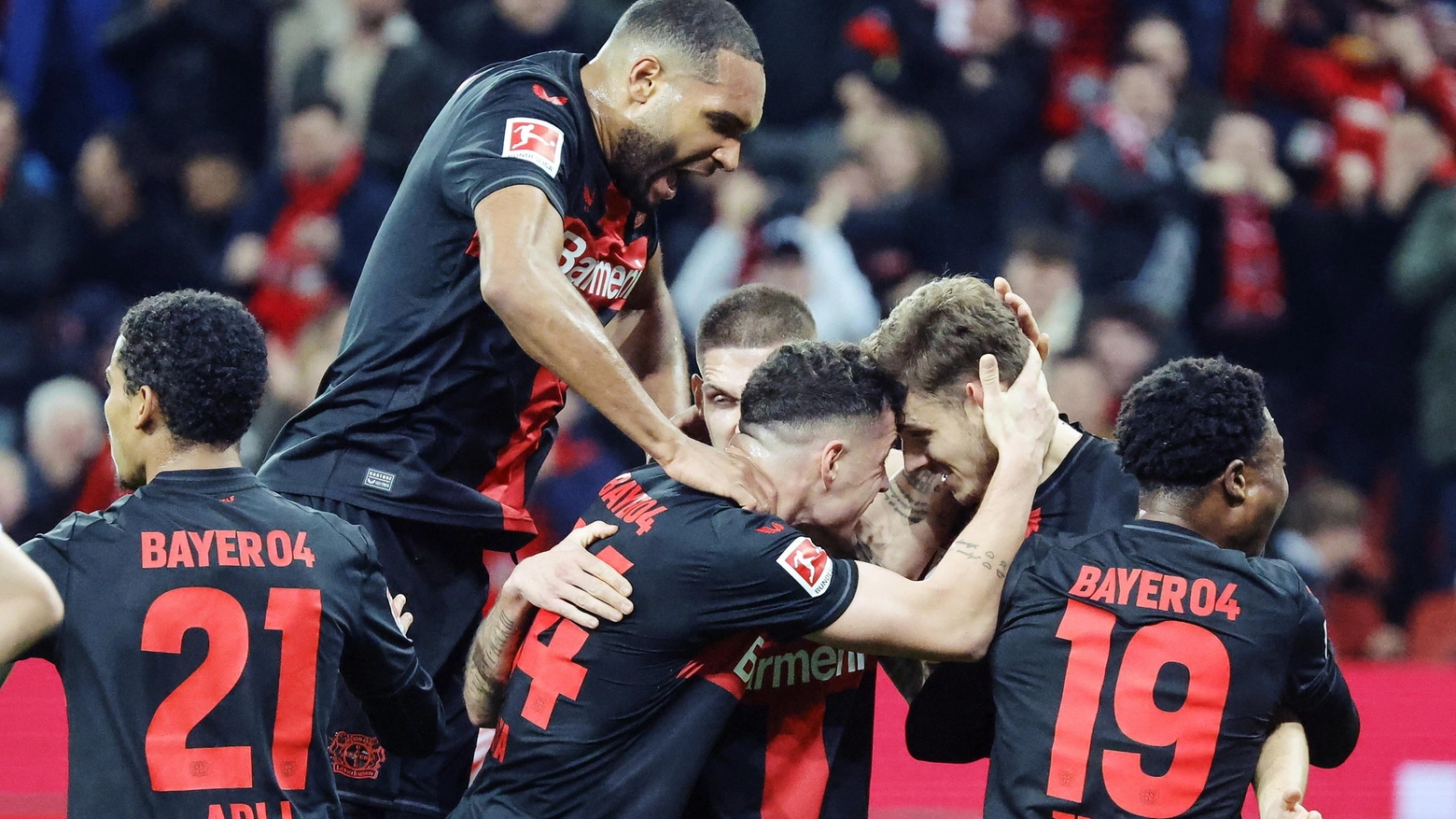 L'esultanza del Leverkusen al momento del gol di Stanisic contro il Bayern