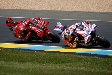 MotoGp a Le Mans: Bezzecchi vince il Gp di Francia. Bagnaia-Vinales, incidente e colpi proibiti