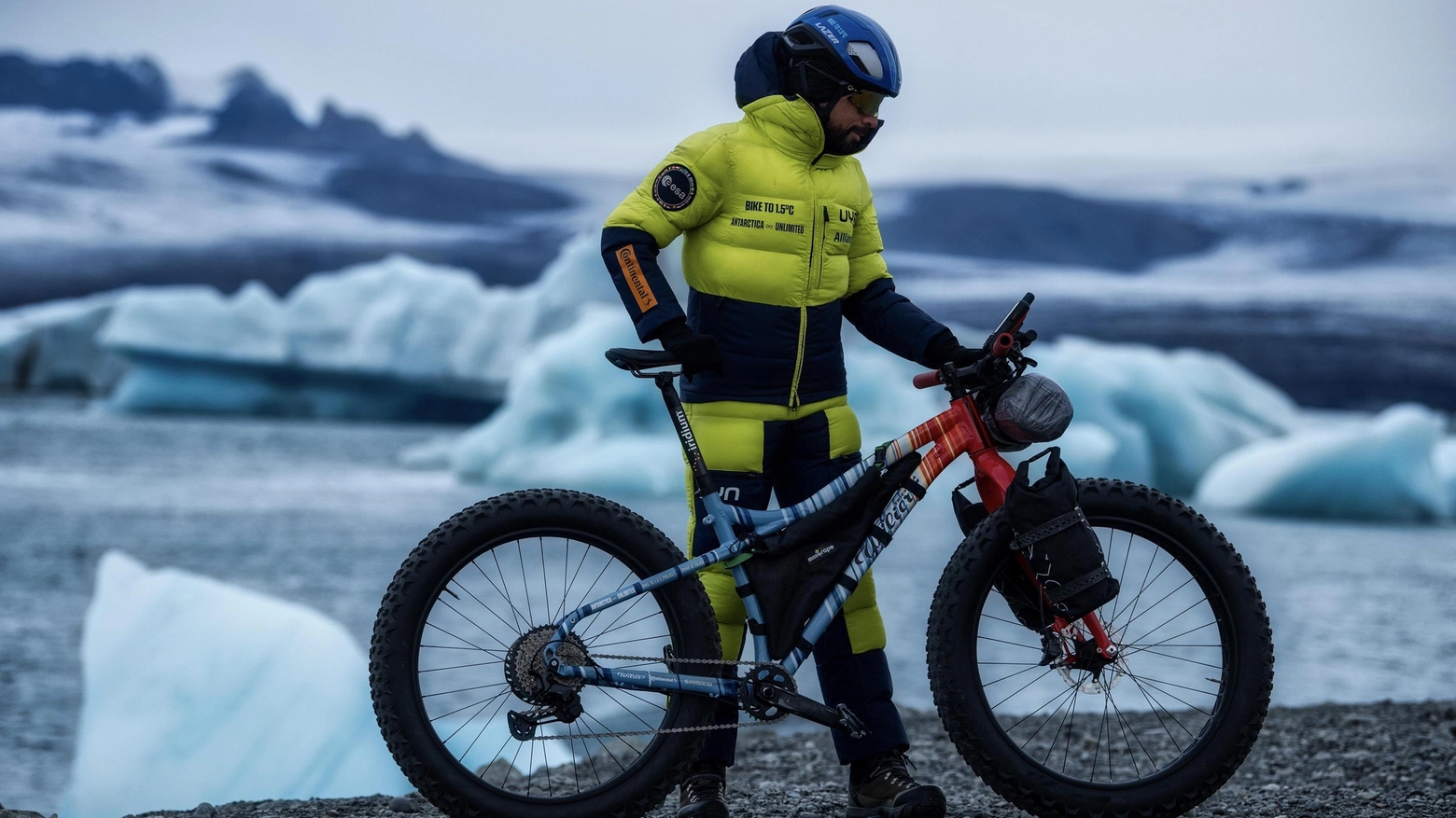 Omar Di Felice e la 'fat bike' con cui attraverserà l'Antartide (foto MirrorMedia.art)