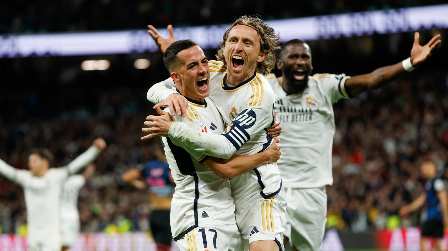 Luka Modric esulta dopo il gol vittoria contro il Siviglia