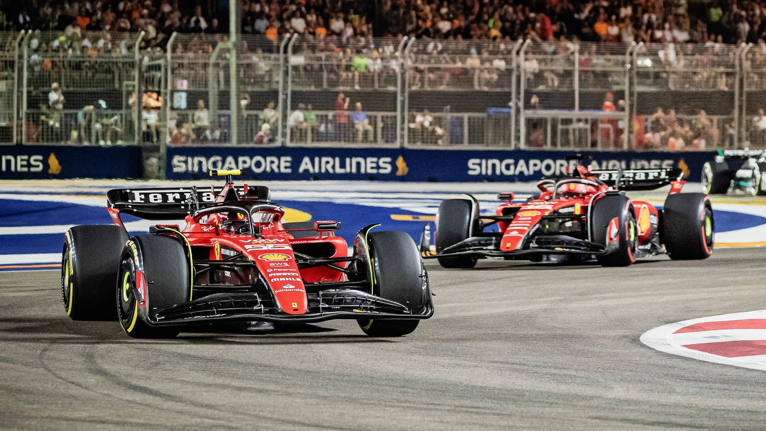 Carlos Sainz e Charles Leclerc durante il gp di Singapore (Ansa)