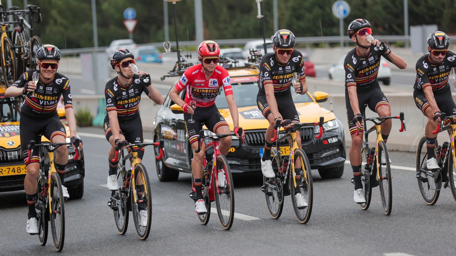 La Jumbo-Visma in parata alla Vuelta 2023 (Ansa)