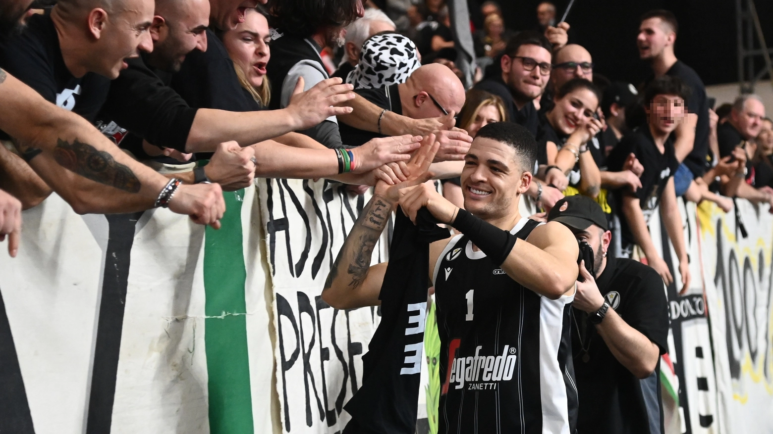 La Virtus batte il Partizan, la gioia dei tifosi (foto Schicchi)