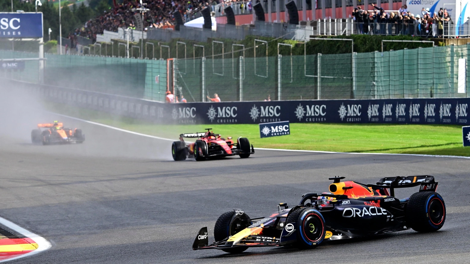 L’olandese della Red Bull si impone davanti alla McLaren di Piastri. Terza la monoposto Alpine di Gasly