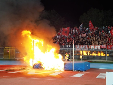 Rimini-Perugia, tifosi lanciano un fumogeno e scoppia un incendio