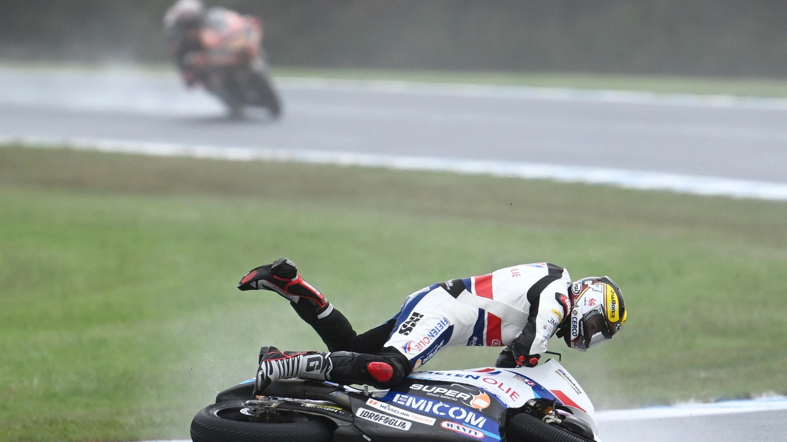 La caduta di Barry Baltus durante la gara di Moto 2