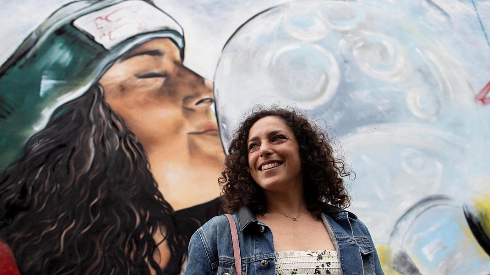 Federica Brignone, 33 anni il prossimo luglio, davanti al murales che le hanno dedicato nella sua Milano