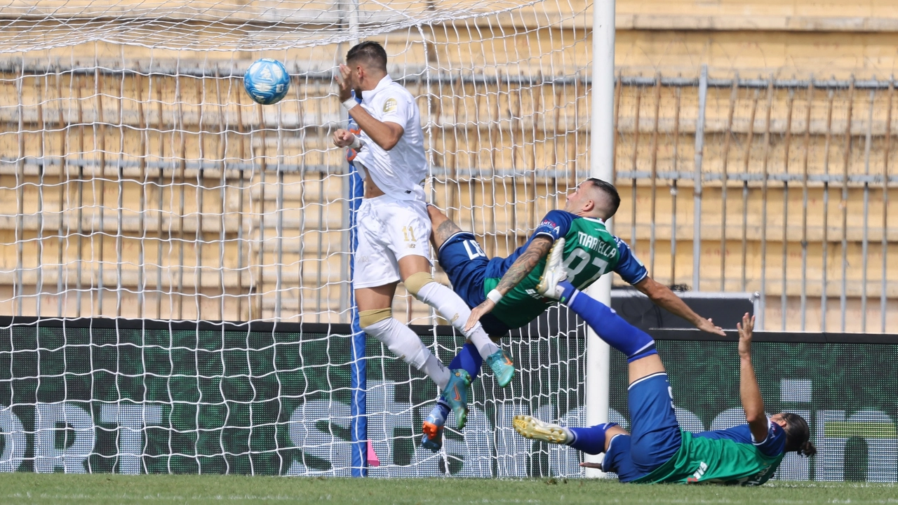 Il gol di Falcinelli contro la squadra fanalino di coda non basta per saltare in vetta alla classifica di serie B