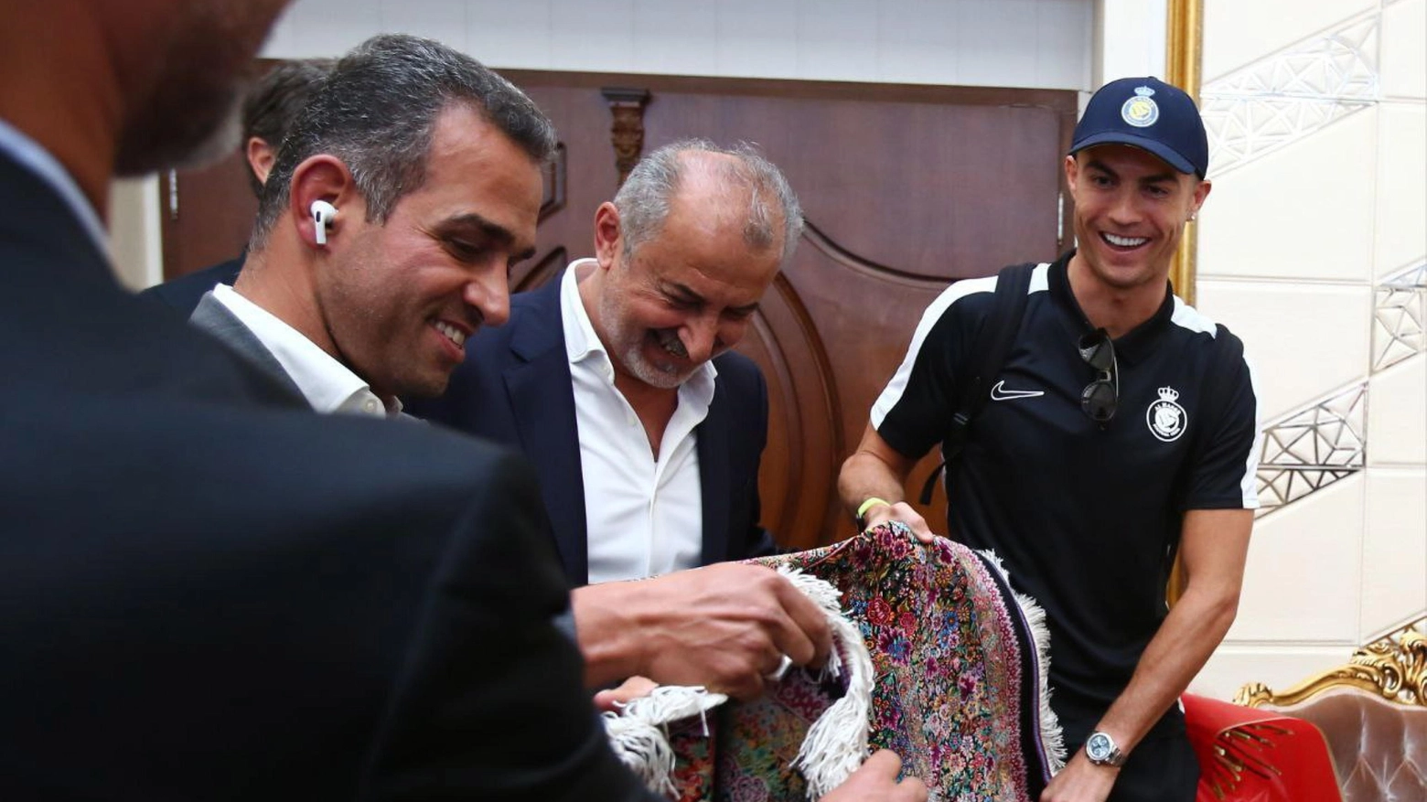 Cristiano Ronaldo con il tappeto donatogli dalla dirigenza del Persepolis