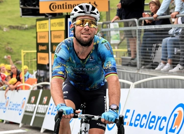 Cavendish, caduta banale e ritiro al Tour de France. Addio record di Merckx