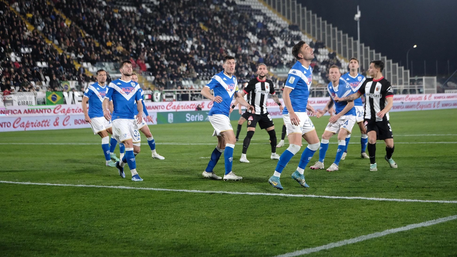 Il Brescia ottiene un importante pareggio contro l'Ascoli, con Mendes che segna su rigore e Dickmann che pareggia. Partita equilibrata con capovolgimenti di fronte, finisce 1-1.