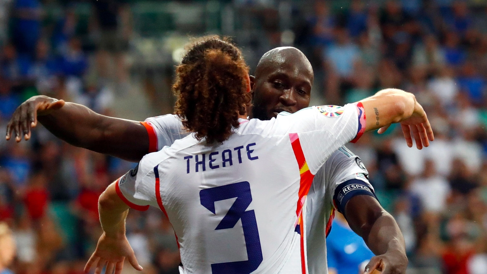 Arthur Theate abbraccia Romelu Lukaku con la maglia del Belgio