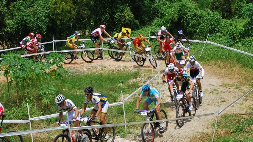 Una gara giovanile di mountain bike