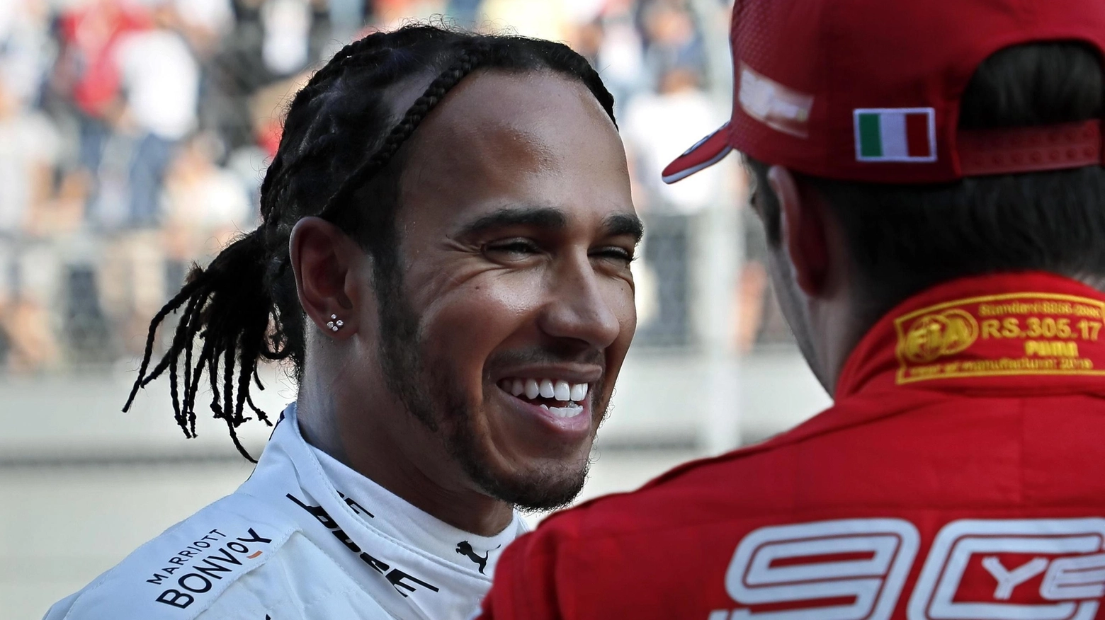 Lewis Hamilton con il pilota Ferrari Charles Leclerc (Ansa)