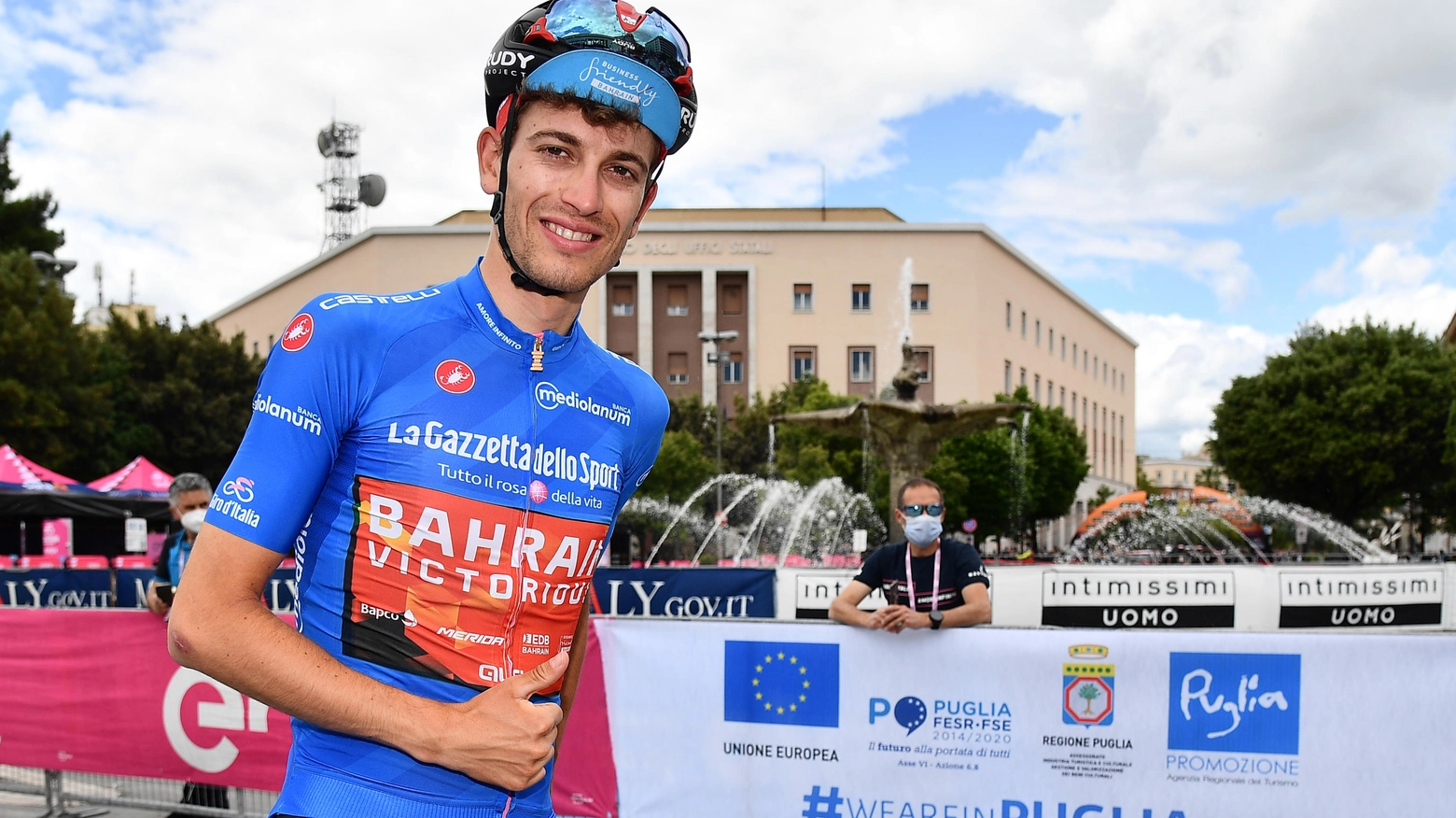 Gino Mader con addosso la maglia azzurra al Giro 2021 (Ansa)