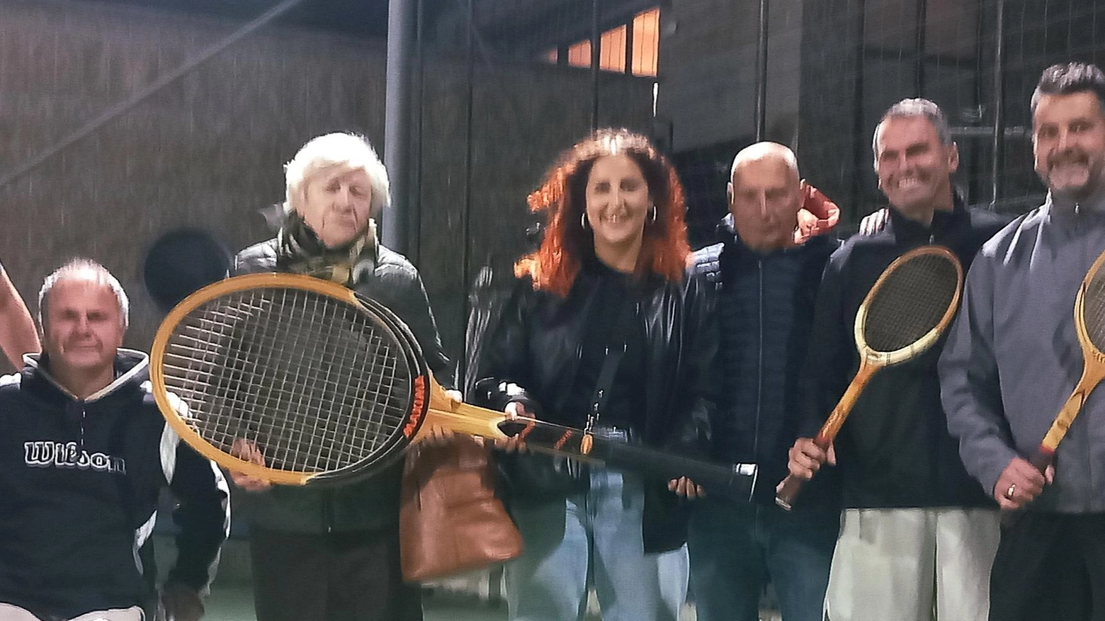 Premiati i tennisti del Torneo dell'Amicizia "Ghiga per la ricerca" a Porto Ercole. L'evento ha ricordato due tennisti scomparsi, consegnando premi ai vincitori. L'associazione devolve le quote di partecipazione all'Airc.