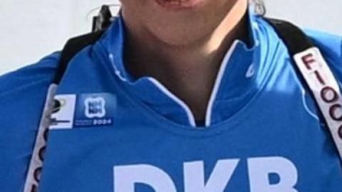 Justine Braisaz vince l'oro nella mass start ai Mondiali di biathlon a Nove Mesto, seguita da Lisa Vittozzi con l'argento. Vittozzi raggiunge così quattro medaglie complessive, dimostrando grande determinazione e talento.