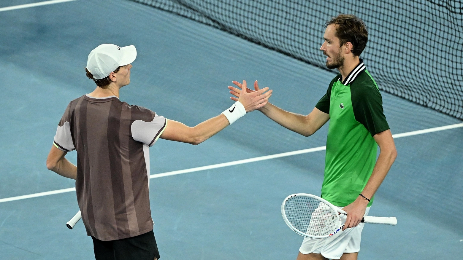 Jannik Sinner e Daniil Medvedev dopo la finale di Melbourne