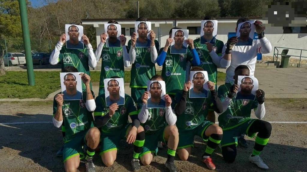 I calciatori del Nuova Ada 'indossano' la foto del volto di Maignan (foto da Instagram Nuova Ada)