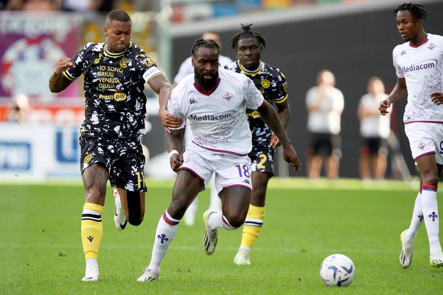 Udinese's Souza Silva Walace (L) and Fiorentina's M'bala Nzola in action during the Italian Serie A soccer match Udinese Calcio vs ACF Fiorentina at the Friuli - Dacia Arena stadium in Udine, Italy, 24 September 2023. ANSA / GABRIELE MENIS