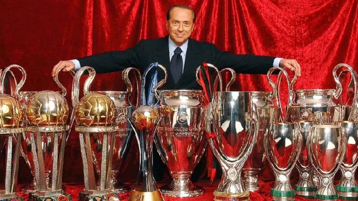 Silvio Berlusconi con i trofei vinti da presidente del Milan (Archivio)