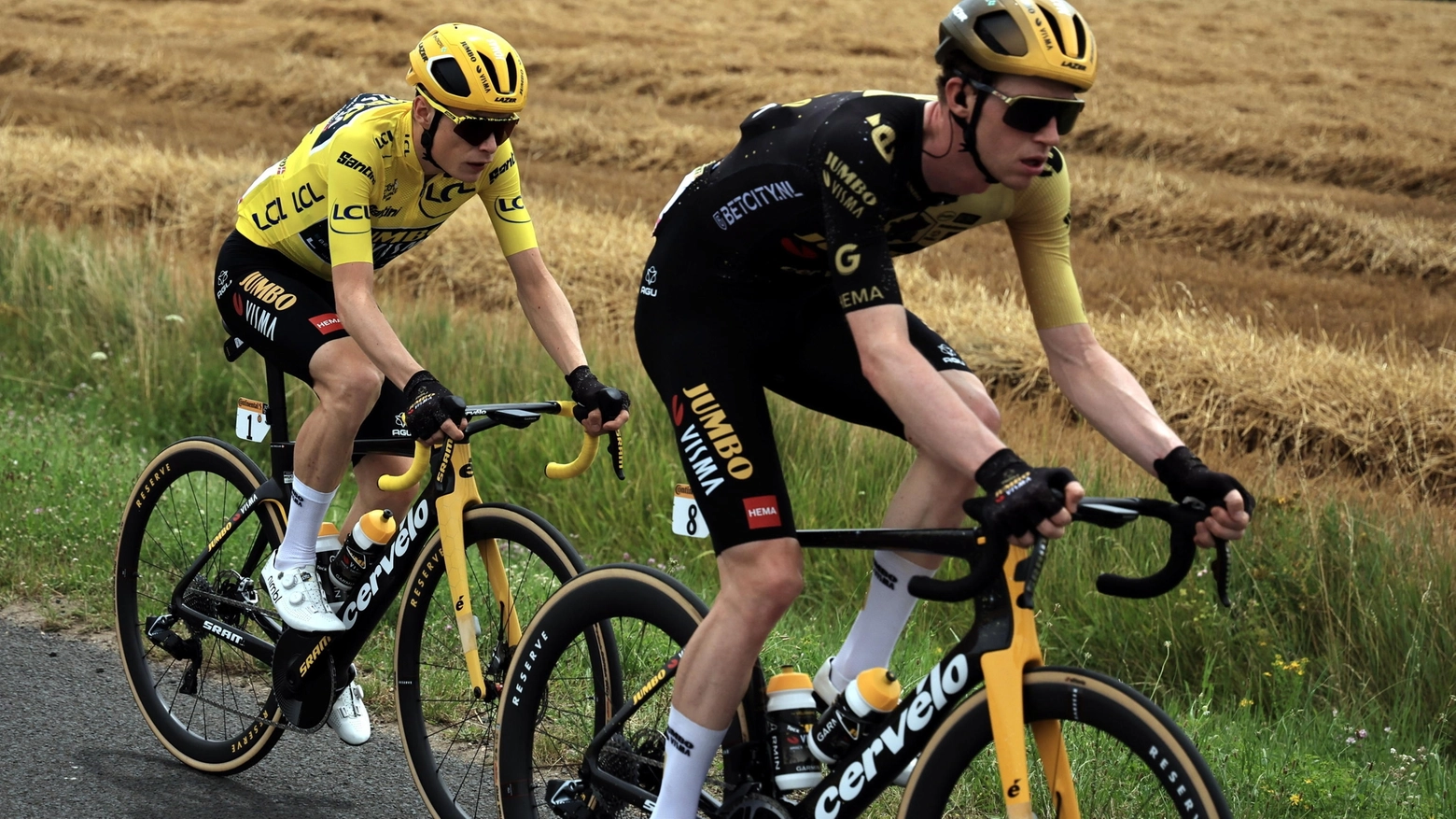 Nathan Van Hooydonck e Jonas Vingegaard in maglia gialla al Tour