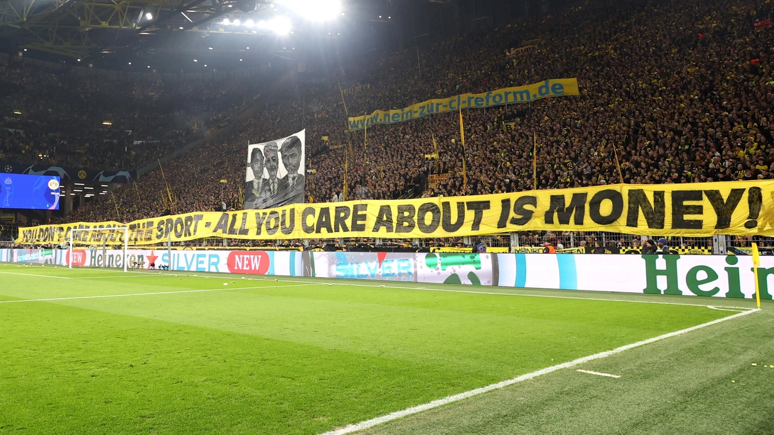 La protesta dei tifosi del Borussia Dortmund