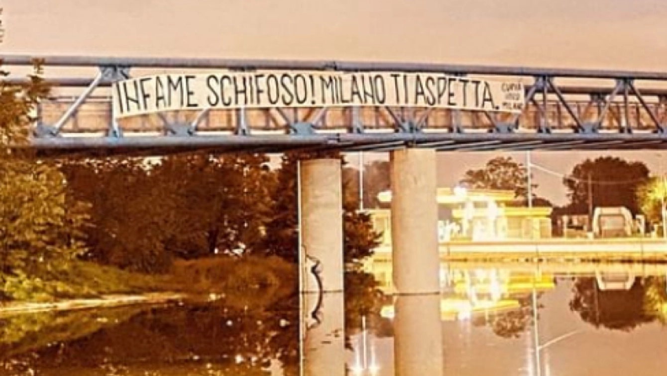 Lo striscione anti Lukaku esposto a Milano