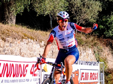 Roberto Basile vince a sorpresa il Trofeo Braccagni di Ciclismo Uisp