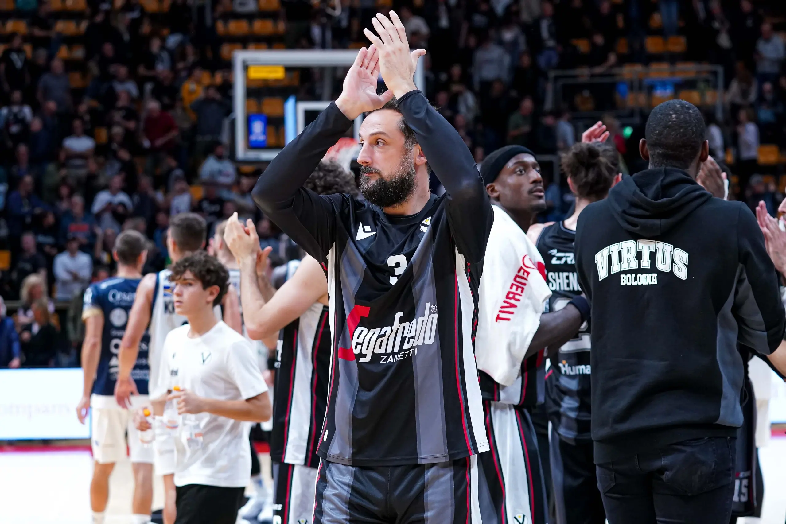 Basquete Italiano Um Campeonato Serie Acqua S. Bernardo Cantu Vs Umana  Reyer Venezia Imagem Editorial - Imagem de jogo, bernardo: 171366800