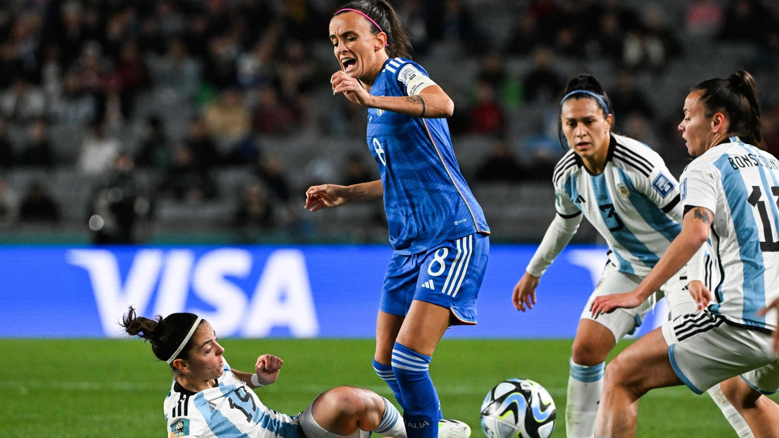 Barbara Bonansea in azione durante la partita contro l'Argentina