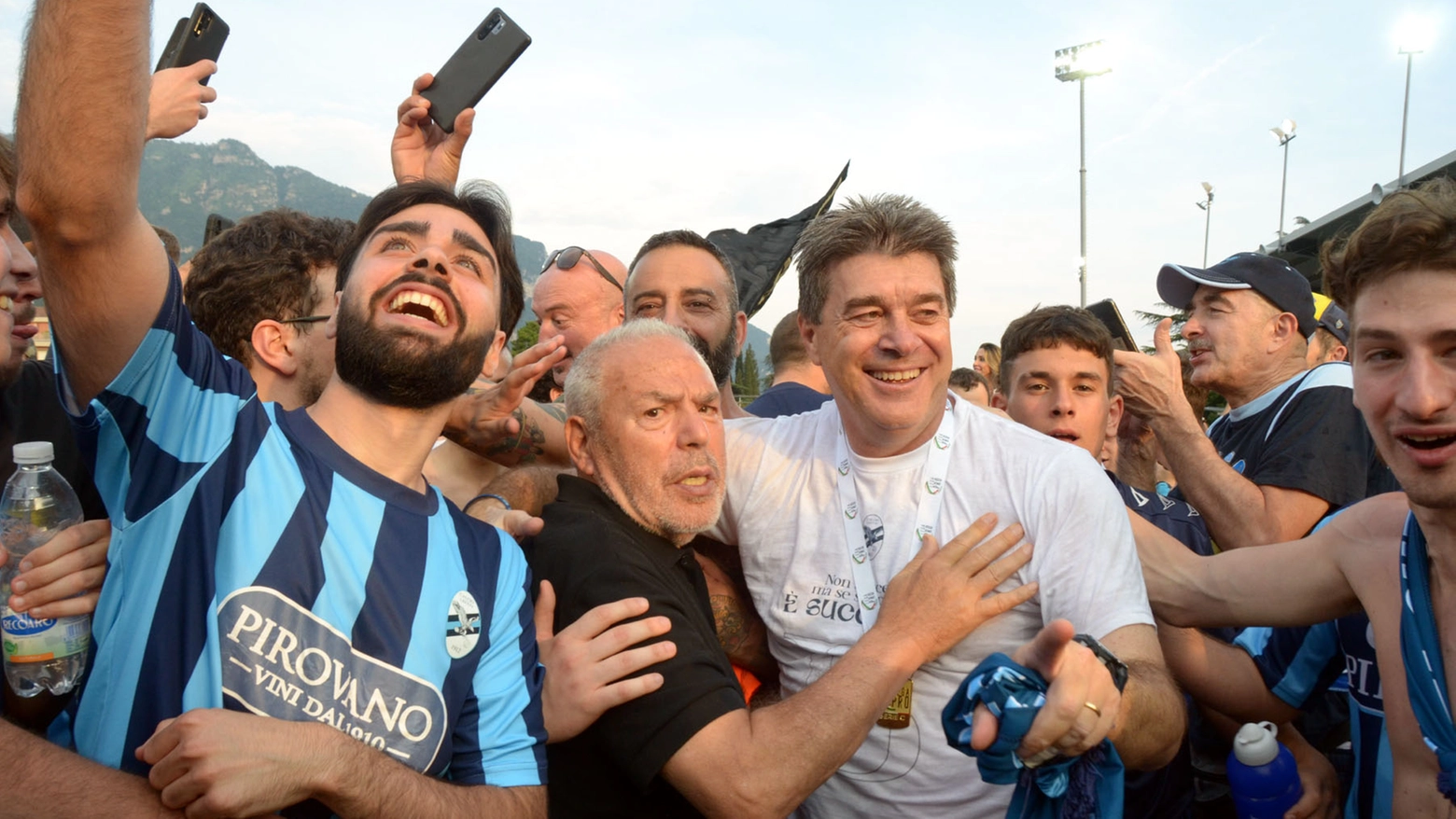 Il presidente Paolo Di Nunno festeggia con Luciano Foschi e i tifosi la promozione in serie B al Rigamonti-Ceppi