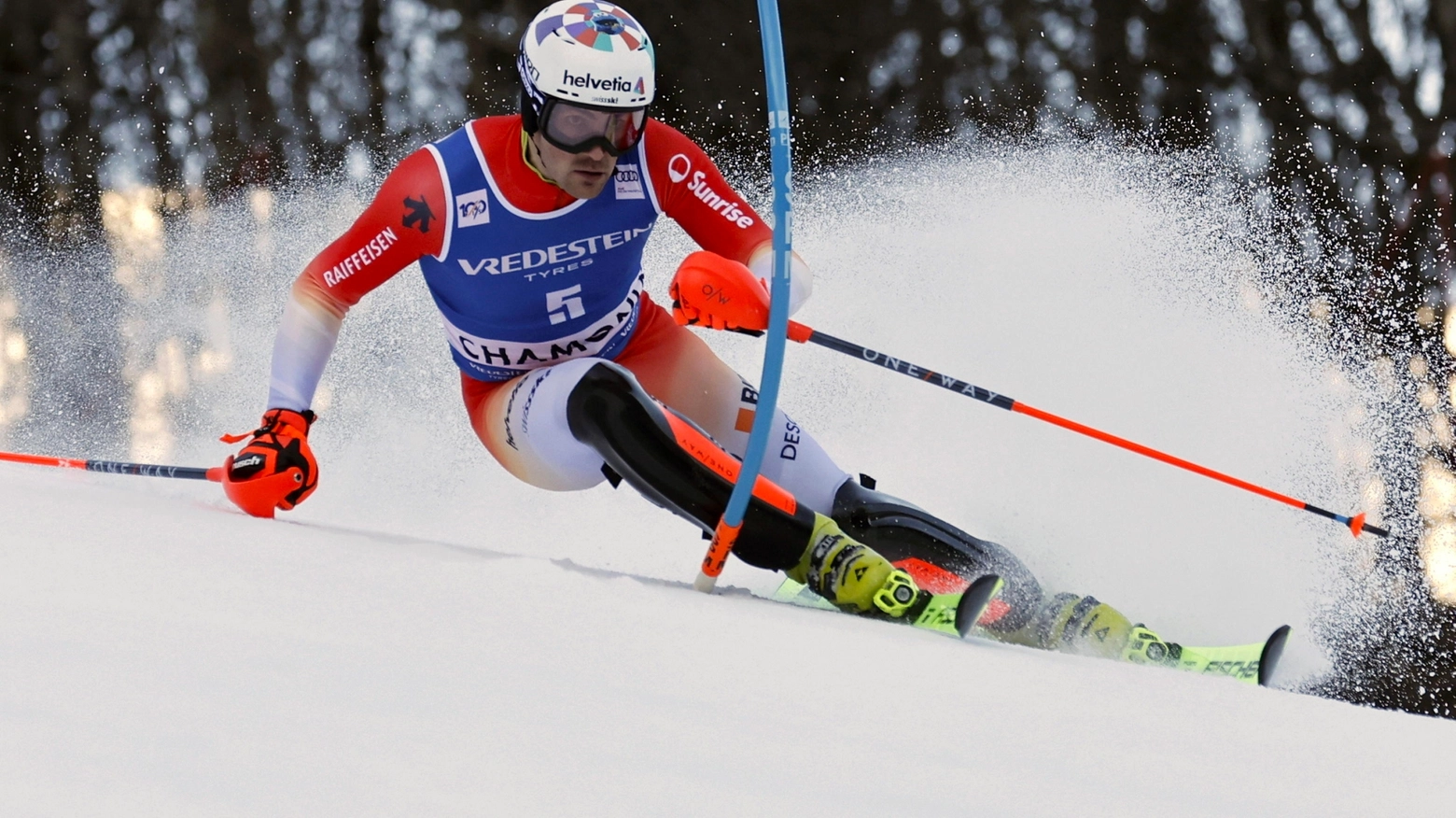 Lo sciatore svizzero rimonta trenta posizioni rispetto alla prima manche e porta a casa un successo insperato. Vinatzer il migliore degli azzurri: è decimo