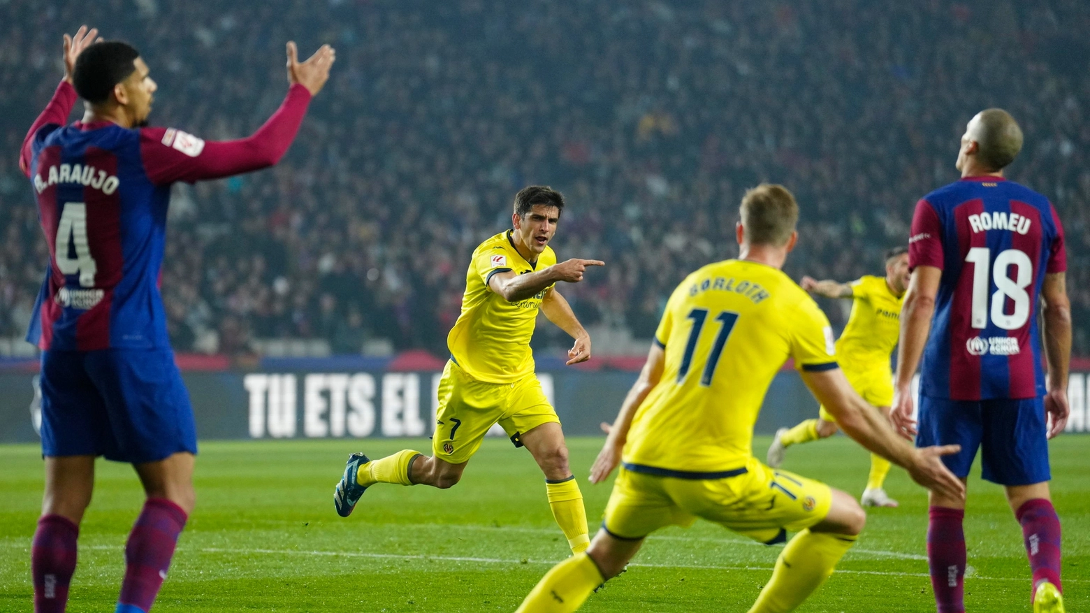 Gerard Moreno, attaccante Villareal esulta dopo il gol contro il Barcellona