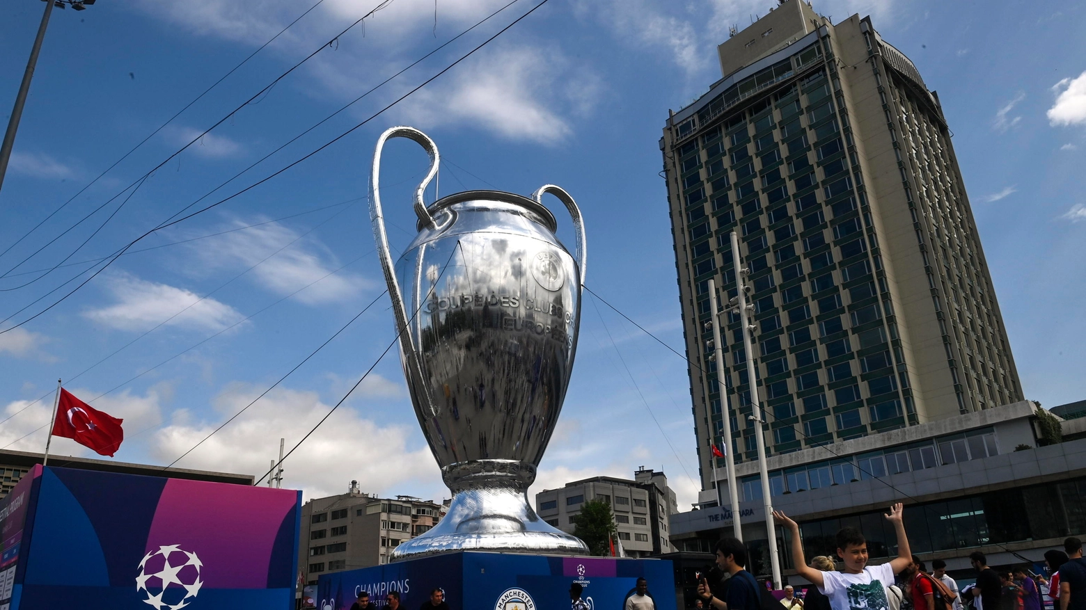 Champions, la sfida finale. La marcia del popolo interista colora di nerazzurro Istanbul
