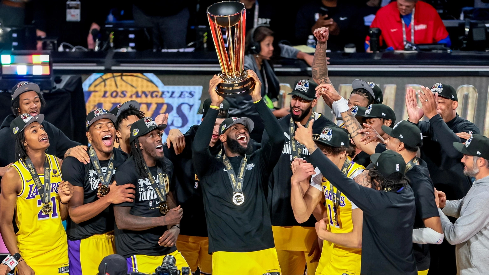 LeBron James alza il trofeo: i Lakers hanno vinto l'Nba Cup