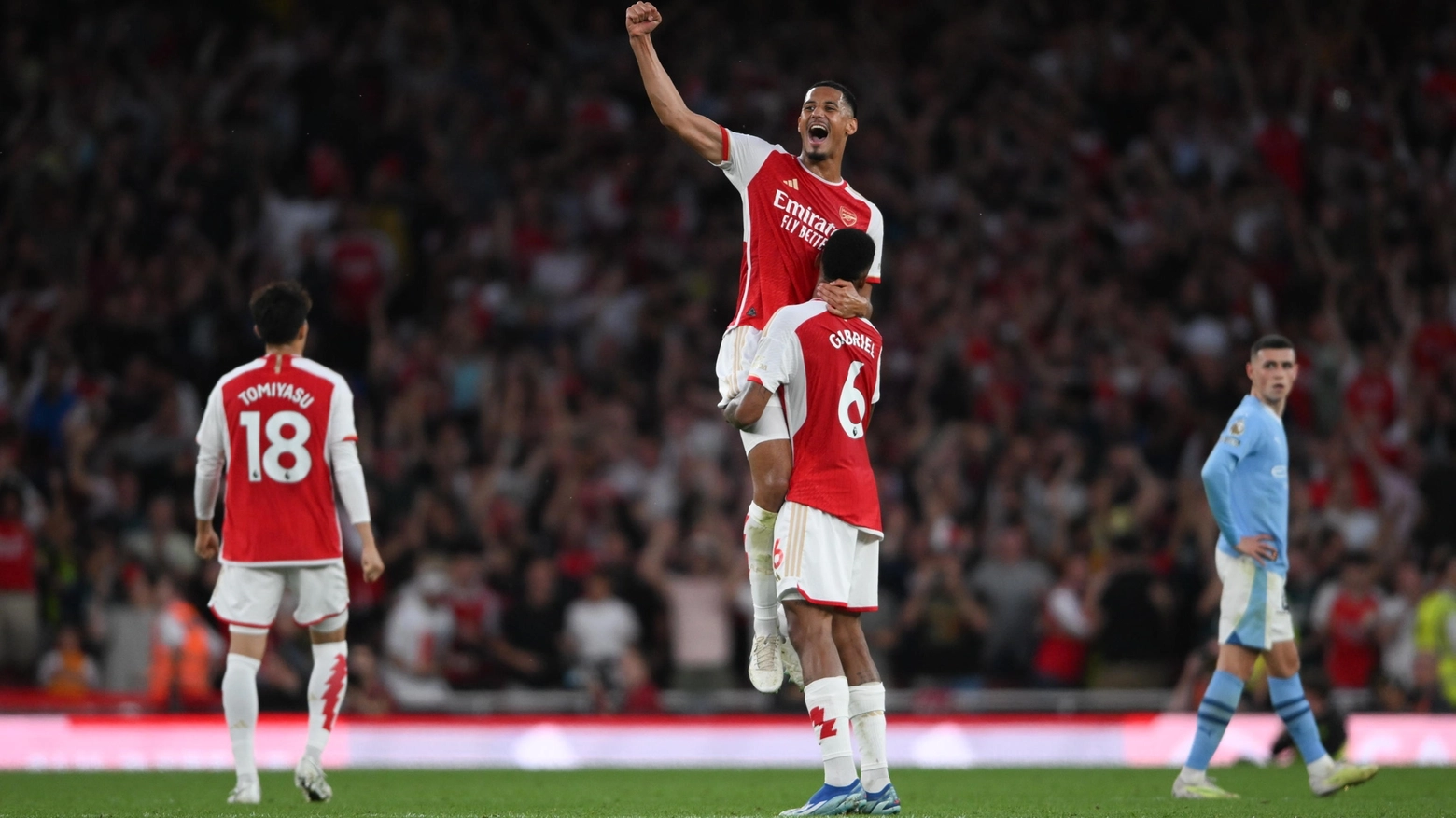 La gioia dei giocatori dell'Arsenal dopo il gol al Manchester City (Ansa)