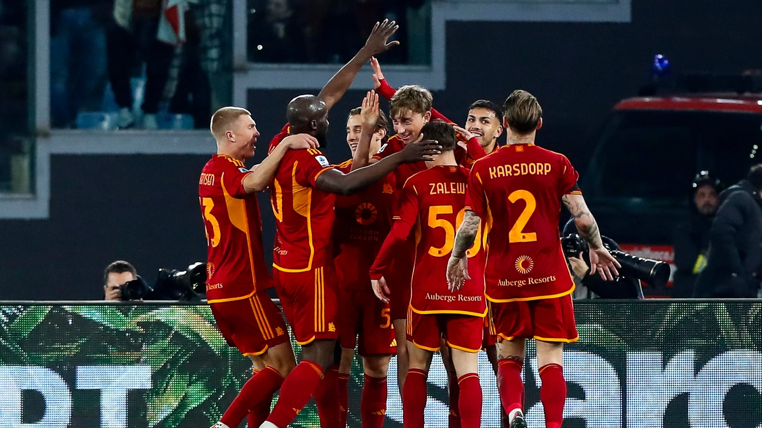 La Roma festeggia Huijsen per il suo primo gol in Serie A