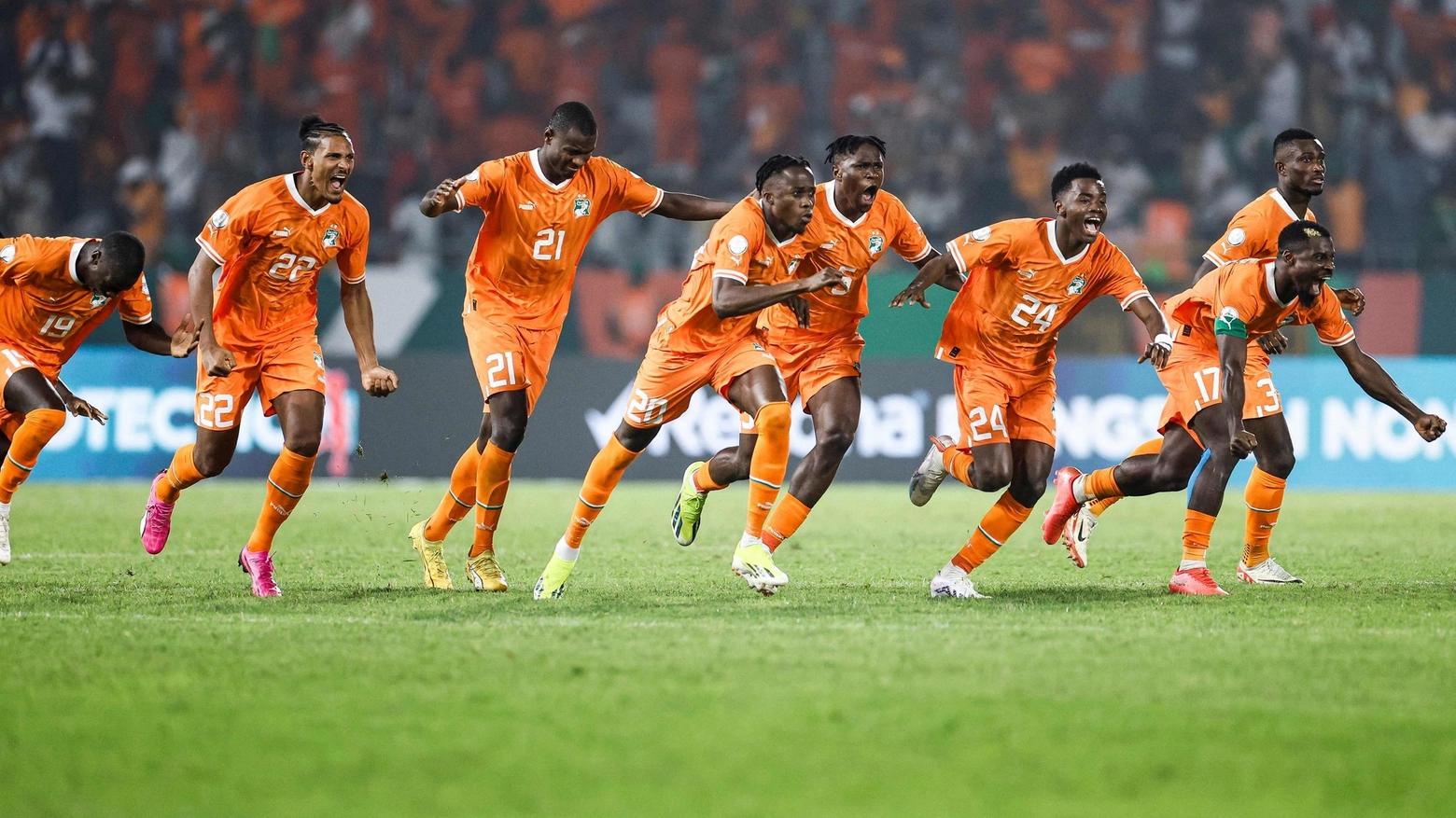 L'esultanza dei giocatori della Costa d'Avorio (Ansa)