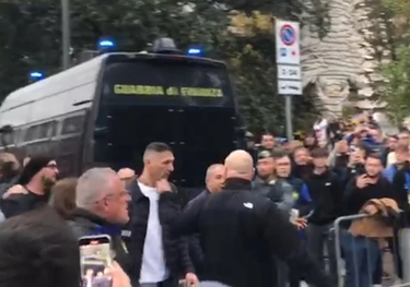 Inter-Roma, contestazione e insulti a Lukaku: anche Zenga e Materazzi con i fischietti distribuiti dagli ultras / IL VIDEO