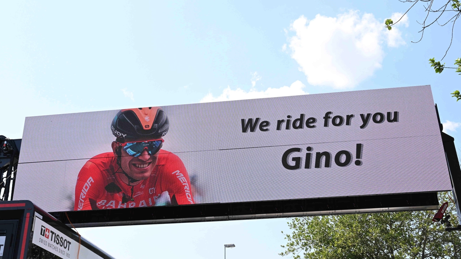 I cartelli in ricordo di Gino Mader al Giro di Svizzera (Alive)