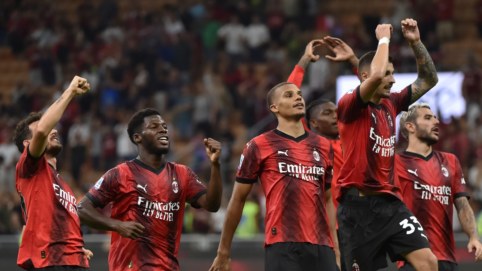 L'esultanza finale dei giocatori del Milan