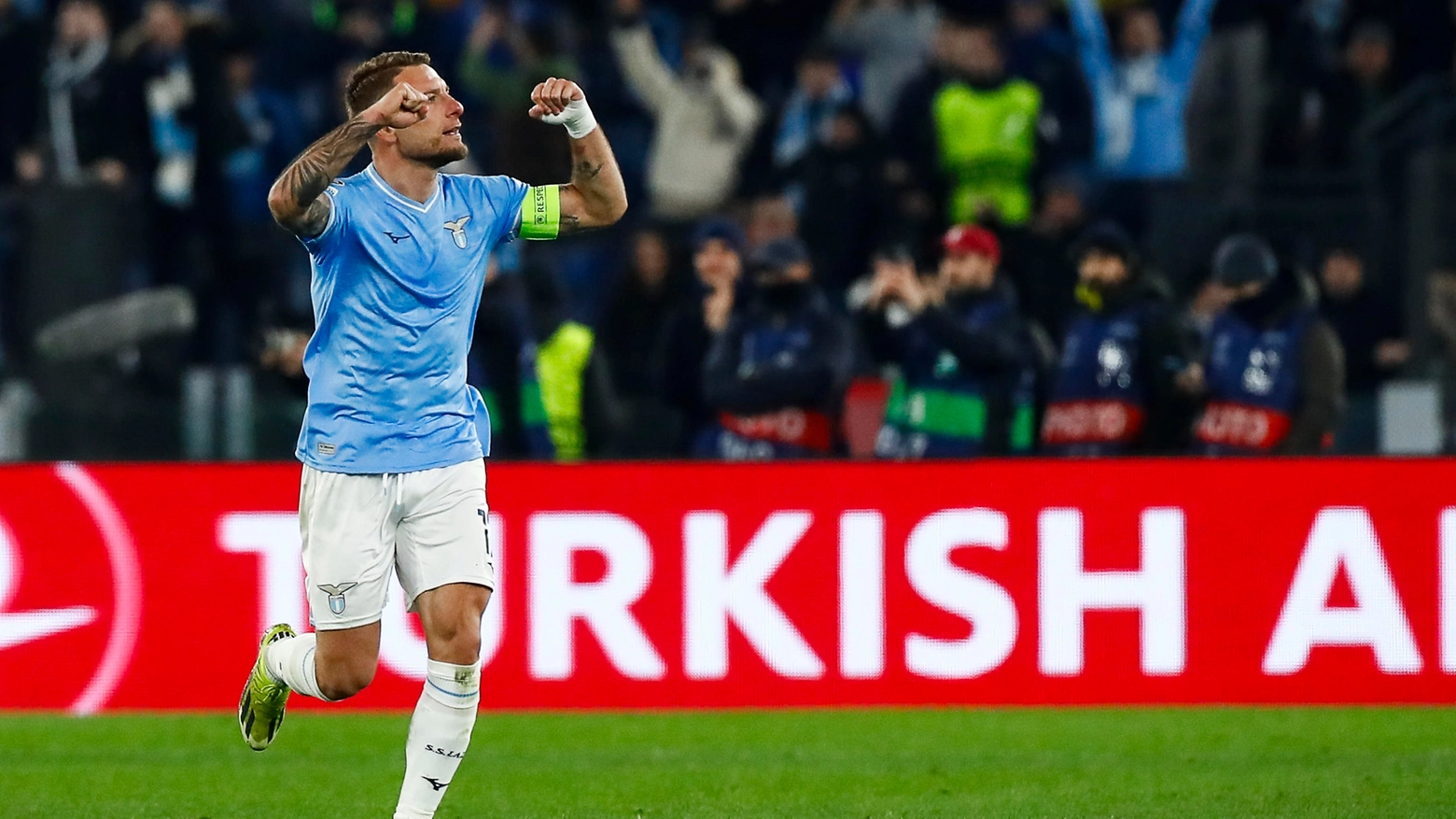 Nell'andata degli ottavi di Champions League, la Lazio di Maurizio Sarri compie l'impresa e batte al Bayern Monaco. Decisiva la rete su rigore di Ciro Immobile nel secondo tempo.