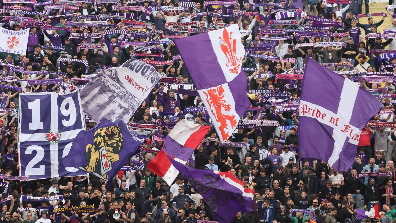 Tifosi della Fiorentina in curva (Foto Germogli)