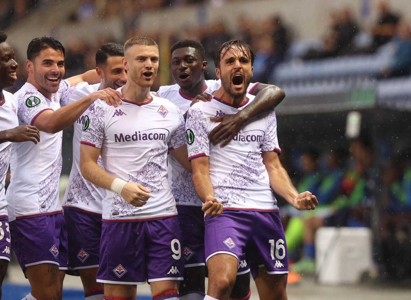 epa10874596 Fiorentina player Luca Ranieri (R) celebrates with teammates after scoring the opening goal during the UEFA Europa Conference League  Group F soccer match between KRC Genk and ACF Fiorentina in Genk, Belgium, 21 September 2023.  EPA/OLIVIER HOSLET