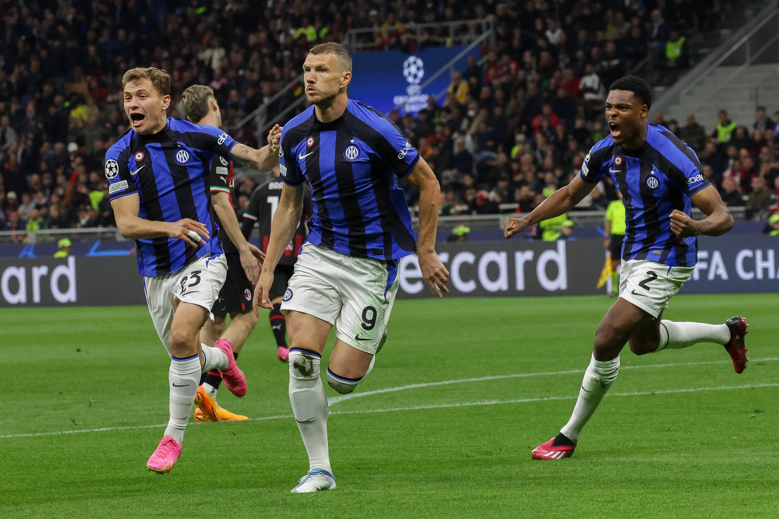 L'esultanza di Dzeko per il gol contro il Milan