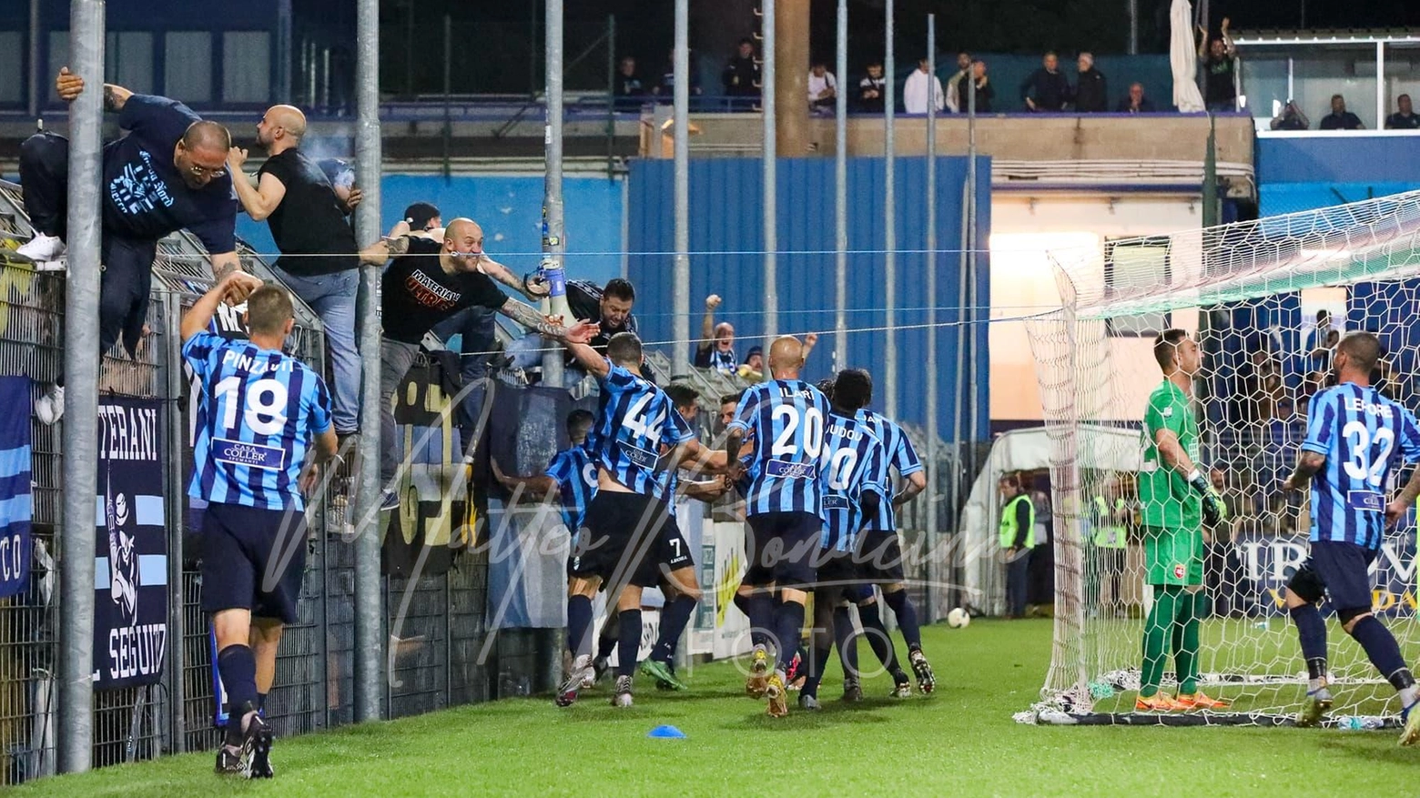 La squadra festeggia sotto la Nord dopo l'1-1 di Battistini nella gara contro l'Ancona